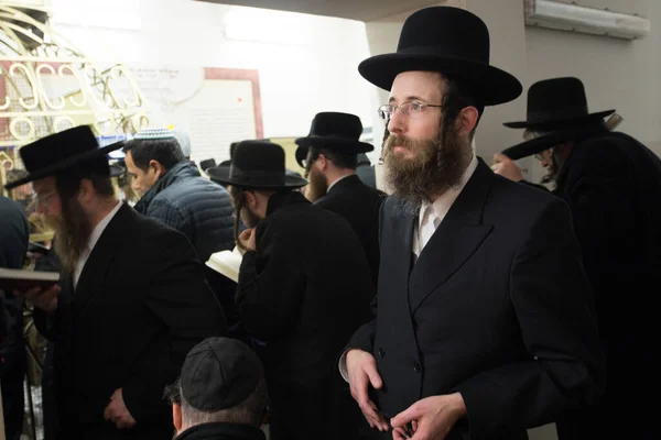 Lezajsk, Polonya - 01 Mart 2016: Tzadik Elimelech 'in ölümünün 231' inci yıldönümü olan Hasidik bayramını kutlamak ve dua etmek için Avrupa, ABD, Kanada ve İsrail 'den gelen Hasidik ortodoks Yahudiler
