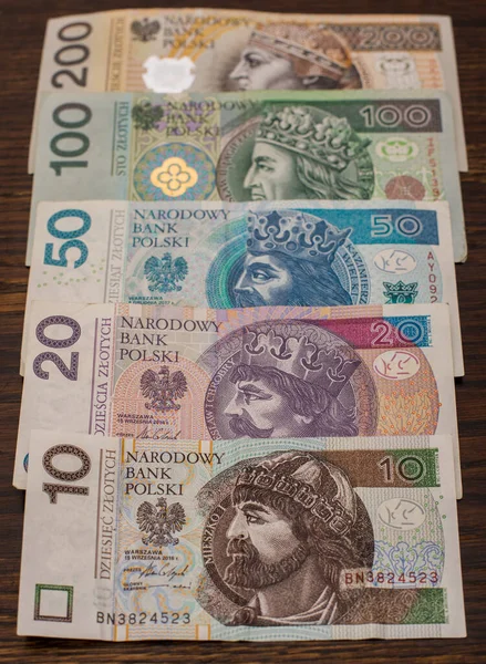 様々な紙幣の閉鎖ポーランドのお金 ズロチ 古い木製の背景に計画 — ストック写真