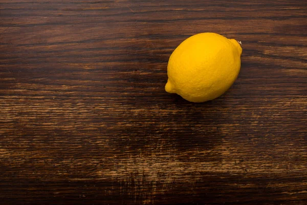 Крупным Планом Желтый Лимон Старом Деревянном Фоне — стоковое фото