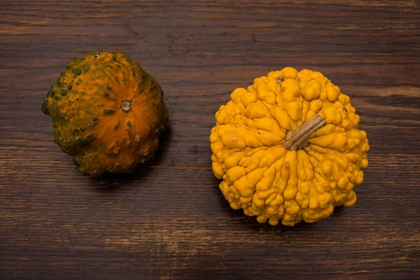 Primer Plano Calabazas Decorativas Amarillas Verdes Sobre Fondo Mesa Marrón — Foto de Stock