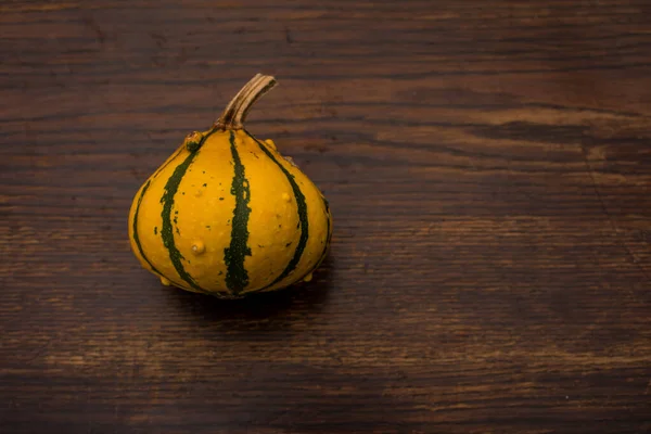 Gros Plan Citrouilles Décoratives Jaunes Vertes Sur Fond Table Brun — Photo