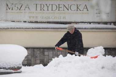 Polonya, Czestochowa - 19 Nisan 2017: İlkbaharda karlı kışın gerisi, Nisan ayında Polonya 'da yoğun kar yağışı