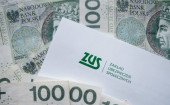 Czestochowa, Polen - 31.03.2020: Logo der ZUS (Sozialversicherungsanstalt) und polnisches Geld