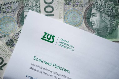 Czestochowa, Polonya - 31,03.2020: ZUS (Sosyal Sigorta Kurumu) logosu ve Polonya parası