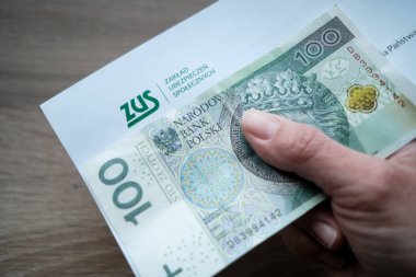 Czestochowa, Polonya - 31,03.2020: ZUS (Sosyal Sigorta Kurumu) logosu ve Polonya parası