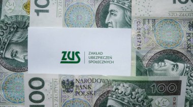 Czestochowa, Polonya - 31,03.2020: ZUS (Sosyal Sigorta Kurumu) logosu ve Polonya parası