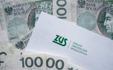 Czestochowa, Polonya - 31,03.2020: ZUS (Sosyal Sigorta Kurumu) logosu ve Polonya parası
