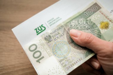 Czestochowa, Polonya - 31,03.2020: ZUS (Sosyal Sigorta Kurumu) logosu ve Polonya parası