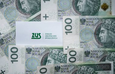 Czestochowa, Polonya - 31,03.2020: ZUS (Sosyal Sigorta Kurumu) logosu ve Polonya parası