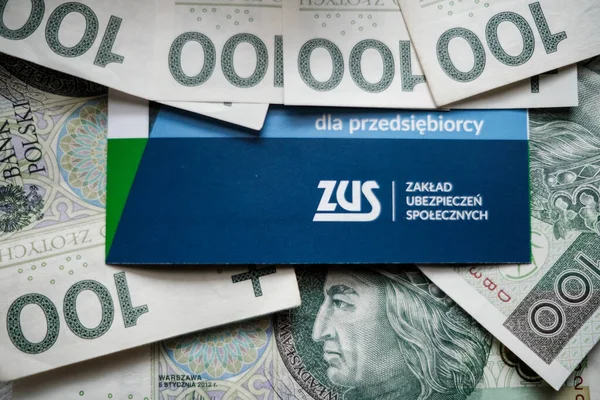 Czestochowa, Polonya - 31,03.2020: ZUS (Sosyal Sigorta Kurumu) logosu ve Polonya parası