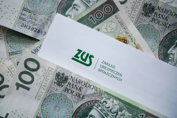 Czestochowa, Polonya - 31,03.2020: ZUS (Sosyal Sigorta Kurumu) logosu ve Polonya parası