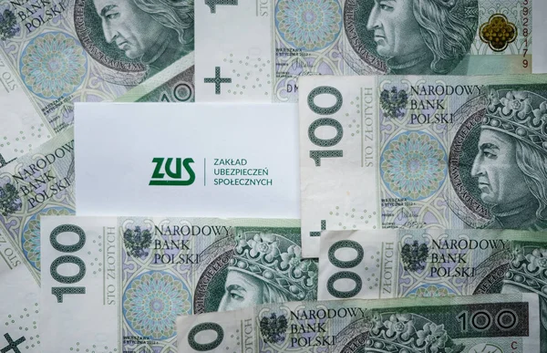 Czestochowa, Polonya - 31,03.2020: ZUS (Sosyal Sigorta Kurumu) logosu ve Polonya parası