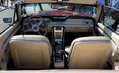 Otwock, Polonya - 22 Nisan 2017: 9. Mustang Kulübü Polonya, Kültür ve Bilim Sarayı