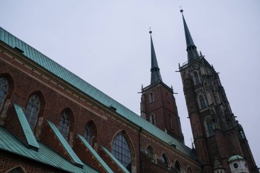 Wroclaw, Poland- 20 Ocak 2020: Wroclaw 'daki Katolik gotik kilisesi Aziz John Katedrali Katedral Meydanı' ndaki Ostrow Tumski