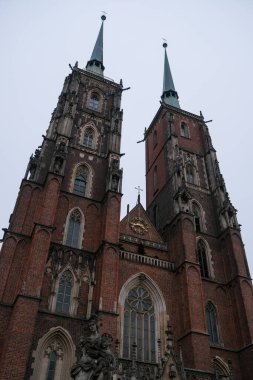 Wroclaw, Poland- 20 Ocak 2020: Wroclaw 'daki Katolik gotik kilisesi Aziz John Katedrali Katedral Meydanı' ndaki Ostrow Tumski