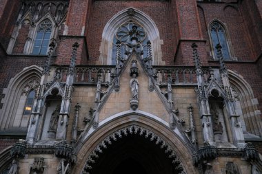 Wroclaw, Poland- 20 Ocak 2020: Wroclaw 'daki Katolik gotik kilisesi Aziz John Katedrali Katedral Meydanı' ndaki Ostrow Tumski