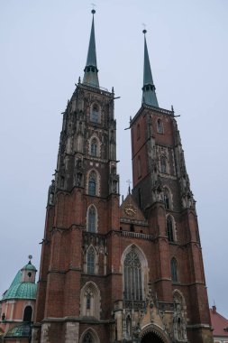 Wroclaw, Poland- 20 Ocak 2020: Wroclaw 'daki Katolik gotik kilisesi Aziz John Katedrali Katedral Meydanı' ndaki Ostrow Tumski