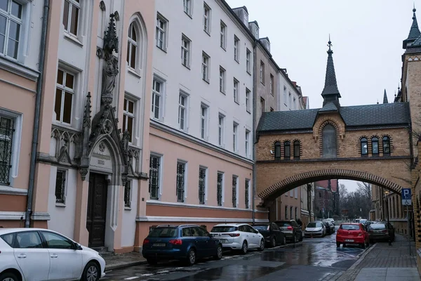 Wroclaw Πολωνία Δεκεμβρίου 2020 Χαρακτηριστικός Σύνδεσμος Μεταξύ Κτιρίων Στην Οδό — Φωτογραφία Αρχείου