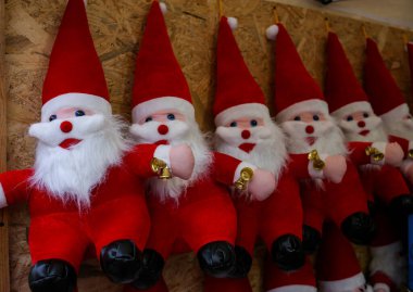 Sokakta duran Noel Baba figürleri.