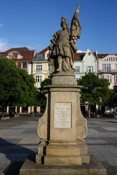 チェコ共和国オストラヴァ 2019年6月6日 消防士や煙突の守護聖人である聖フロリアン像が掃引されます オストラヴァの中央市場 今日のマサリク広場 — ストック写真