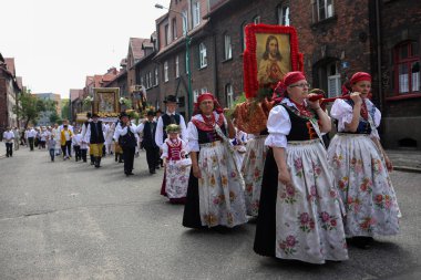 Swietochlowice, Lipiny County, Polonya - 20.06.2019: Geleneksel Silezya halk kostümleri içindeki insanlar Tanrı 'nın bedeninin en kutsal ayiniyle kutlama ve dua ediyorlar.