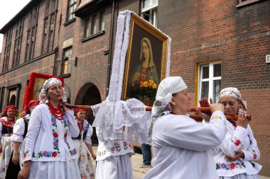 Swietochlowice, Lipiny County, Polonya - 20.06.2019: Geleneksel Silezya halk kostümleri içindeki insanlar Tanrı 'nın bedeninin en kutsal ayiniyle kutlama ve dua ediyorlar.