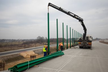 Silesia, Polonya - 25 Kasım 2019: Czestochowa çevresindeki Kehribar Otoyolu 'nun (Autostrada Bursztynowa) yeni bir bölümünün inşaat sahasında hds ile kamyon