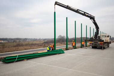 Silesia, Polonya - 25 Kasım 2019: Czestochowa çevresindeki Kehribar Otoyolu 'nun (Autostrada Bursztynowa) yeni bir bölümünün inşaat sahasında hds ile kamyon