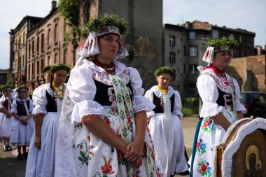 Swietochlowice, Lipiny County, Polonya - 20.06.2019: Geleneksel Silezya halk kostümleri içindeki insanlar Tanrı 'nın bedeninin en kutsal ayiniyle kutlama ve dua ediyorlar.