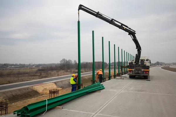 2019年11月25日 波兰西里西亚 一辆卡车在捷克斯托霍瓦附近的琥珀公路A1的一个新路段的建筑工地上装载Hds — 图库照片