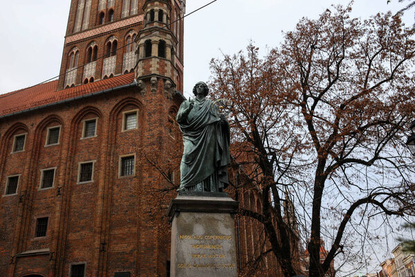Памятник Николаю Копернику был открыт Кристианом Фридрихом Тиком в 1853 году в Торуни, Польша. Надпись на памятнике: "Nicolaus Copernicus Thorunensis, terrae motor, solis caelique stator
"