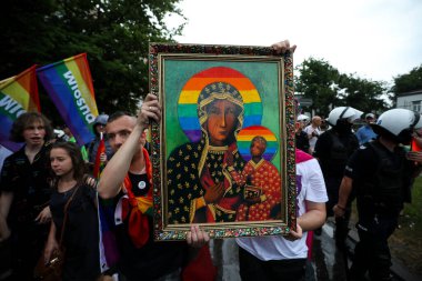 Czestochowa, Polonya -16 Haziran 2019: Eşitlik Yürüyüşü sırasında gökkuşağı bayraklı insanlar, LGBT March. Siyahi Czestochowa Madonna 'sının imajına ve Polonya amblemine küfür