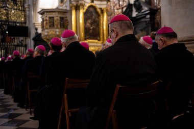 Czestochowa, Polonya, Jasna Gora Manastırı - 18 Kasım 2019: Kilisedeki ayin sırasında dua eden papazlar (dini kabak biçiminde)
