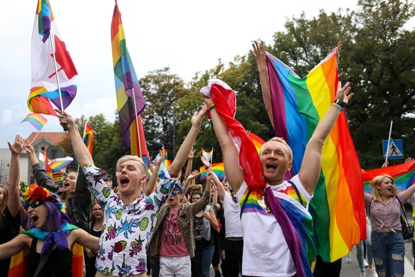 2019年9月7日 波兰卡托维茨 在平等大游行期间手持彩虹旗的人 Lgbt大游行 在西里西亚卡托维茨 — 图库照片