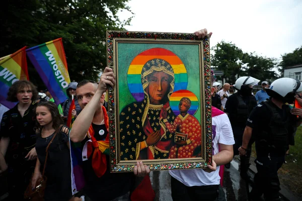 Czestochowa, Polonya -16 Haziran 2019: Eşitlik Yürüyüşü sırasında gökkuşağı bayraklı insanlar, LGBT March. Siyahi Czestochowa Madonna 'sının imajına ve Polonya amblemine küfür