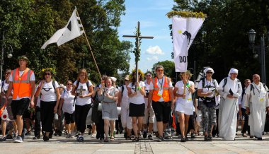 Czestochowa, Polonya - 12 Ağustos 2019: Czestochowa 'daki Jasna Gora Manastırı' na (Aydınlık Dağ, Clarus Mons) hacılar geliyor.