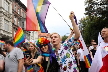 Katowice, Polonya - 07 Eylül 2019: Eşitlik Yürüyüşü sırasında gökkuşağı bayraklı insanlar, Katowice, Silezya