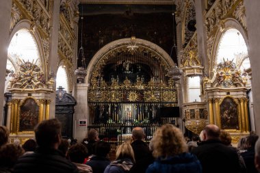 Czestochowa, Polonya - 18 Kasım 2019: Czestochowa 'daki Jasna Gora Manastırı' na (Aydınlık Dağ, Clarus Mons) hacılar geliyor.