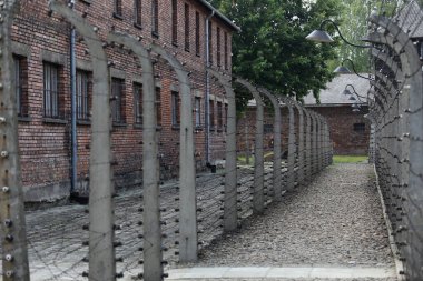 Auschwitz - Birkenau, Polonya - 6 Düzenbaz 2019: dikenli telli elektrikli tel, geceleri, toplama kampı Auschwitz II Birkenau