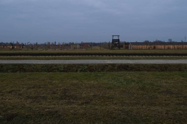 Auschwitz, Oswiecim, Polonya - 27 Ocak 2020: Auschwitz Toplama Kampı Yahudi Soykırımı Müzesi 'nin bir bölümü, dikenli telli elektrikli çit ve izleme kulesi, Arbeit Macht Frei