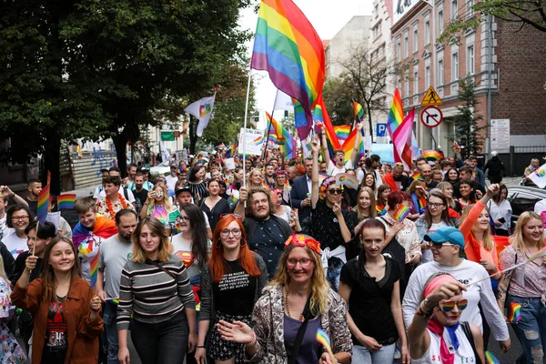 2019年9月7日 波兰卡托维茨 在平等大游行期间手持彩虹旗的人 Lgbt大游行 在西里西亚卡托维茨 — 图库照片