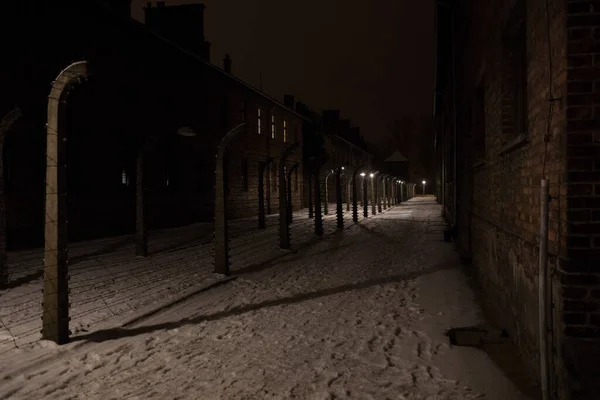 Auschwitz Birkenau Polen Dezember 2019 Elektrozaun Mit Stacheldraht Nachts Konzentrationslager — Stockfoto