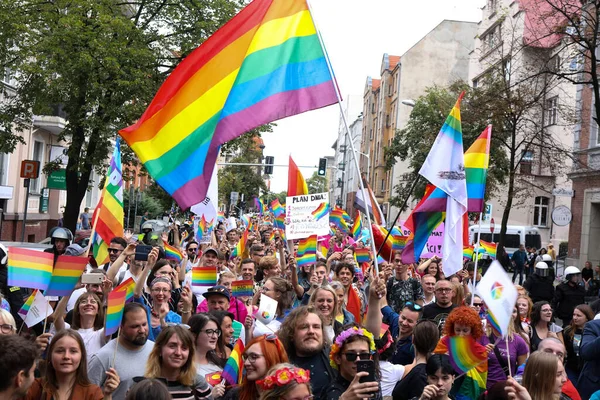 2019年9月7日 波兰卡托维茨 在平等大游行期间手持彩虹旗的人 Lgbt大游行 在西里西亚卡托维茨 — 图库照片