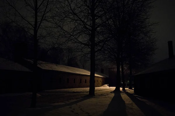 Auschwitz Oswiecim Polen Januari 2020 Lägergata Auschwitz Tegelbyggnader Auschwitz Natten — Stockfoto