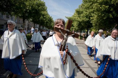 Czestochowa, Polonya - 31 Mayıs 2018: Tanrı 'nın bedeninin en kutsal ayiniyle kutlanan ve dua eden hacılar Jasna Gora Manastırı' ndan Katedral 'e giden yol.