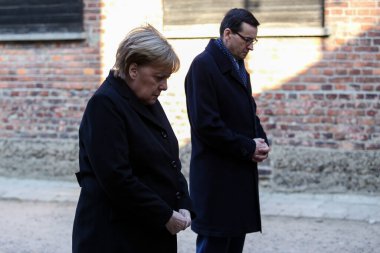 Auschwitz, Poland- 6 Aralık 2019: Şansölye Angela Merkel, Alman politikacı ve Polonya Başbakanı Mateusz Morawiecki Auschwitz 'de Birkenau Alman toplama kampında ölüm duvarında.