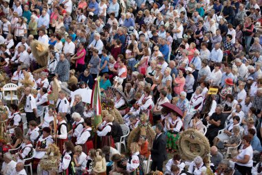 Czestochowa, Polonya - 02 Eylül 2018: Czestochowa 'daki Jasna Gora Manastırı' nda ülke çapında hasat festivali, geleneksel kostümlü hacılar ve hasat çelengi