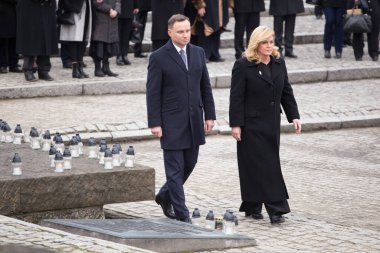 Auschwitz-Birkenau, Polonya - 27 Ocak 2016: Polonya Cumhurbaşkanı Andrzej Duda ve Hırvatistan Cumhurbaşkanı Kolinda Grabar-Kitaroviç, Auschwitz-Birkenau Kurtuluşunun 71 Yıldönümü anıtında