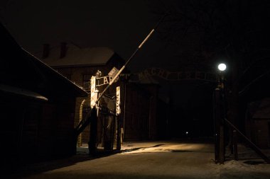 Auschwitz, Birkenau, Polonya: Auschwitz 'deki Arbeit Macht Frei ölüm kapısı. Birkenau toplama kampı, geceleyin.