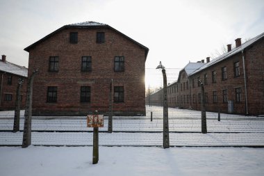 Auschwitz, Oswiecim, Polonya - 27 Ocak 2020: Auschwitz 'te kamp caddesi, I. Auschwitz' in tuğla binaları